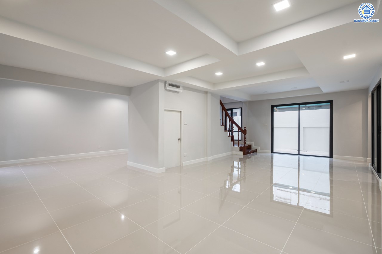 บ้านมือสองตกแต่งใหม่ ม.กฤษดานคร แจ้งวัฒนะ เนื้อที่ 63 ตร.ว. ฟังก์ชันจัดเต็ม 3 ห้องนอน 2 ห้องน้ำ 1 ห้องอเนกประสงค์ จอดรถได้ 2 คัน ดีไซน์ Classic บนทำเลศักยภาพ เชื่อมต่อหลายเส้นทาง ใกล้ทางด่วนแจ้งวัฒนะ, เซ็นทรัลแจ้งวัฒนะ และรถไฟฟ้าสายสีชมพู "สถานีแจ้งวัฒนะ-ปากเกร็ด 28"